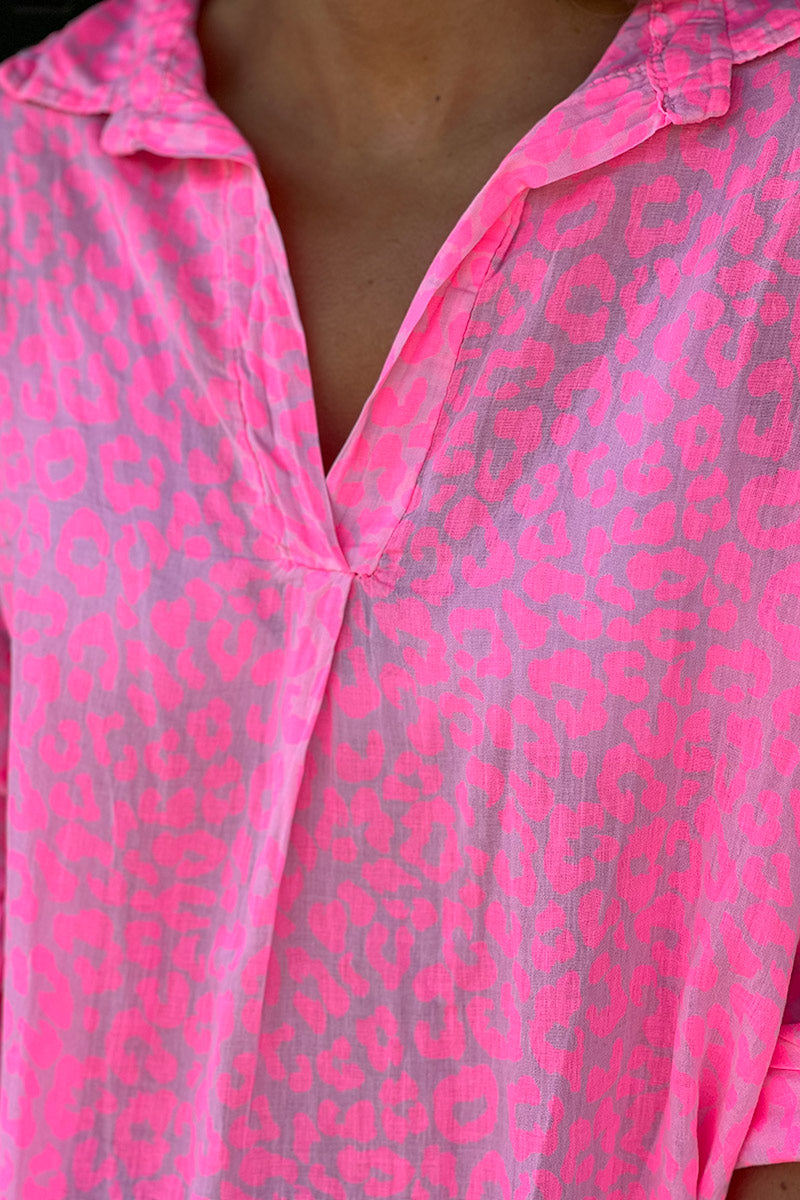 Chemise légère en voile de coton imprimé léopard rose fluo