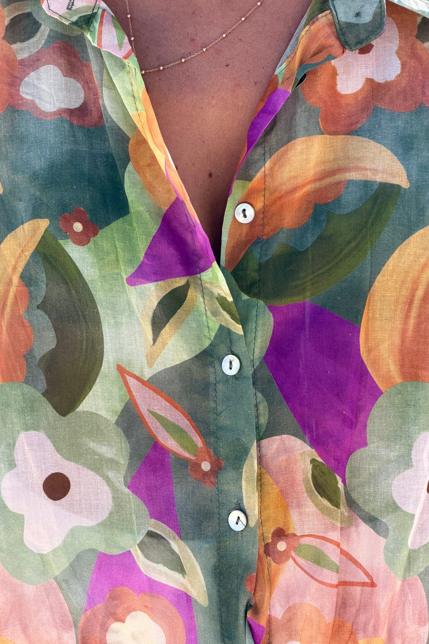 Chemise légère kaki en voile de coton imprimé fleurs peinture aquarelle