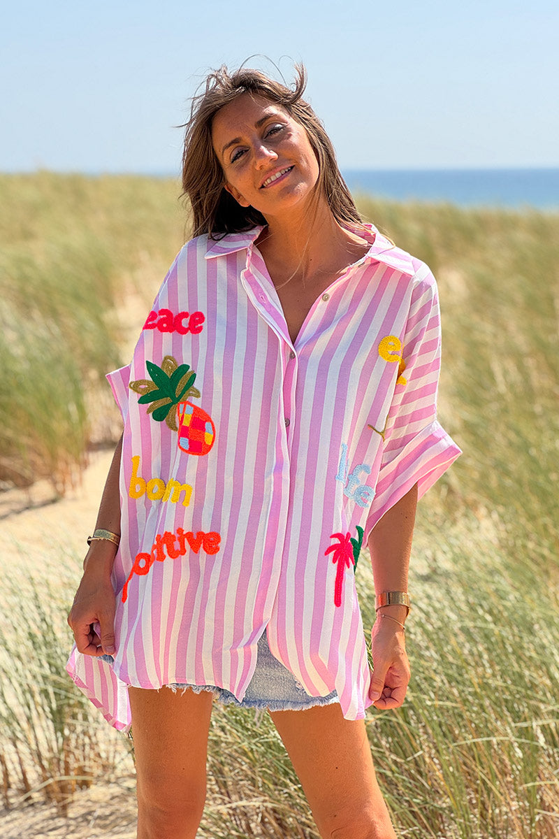 Chemise longue et large à rayures roses broderie symboles colorés palmiers Enjoy