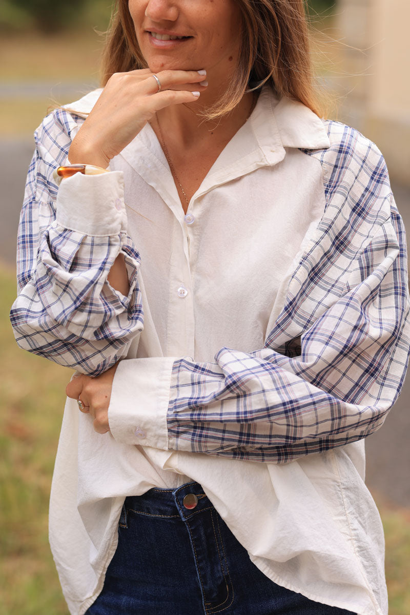 Camisa holgada blanco roto con mangas de cuadros tartán azul