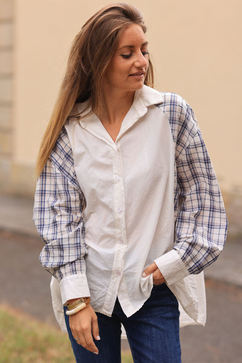 Camisa holgada blanco roto con mangas de cuadros tartán azul