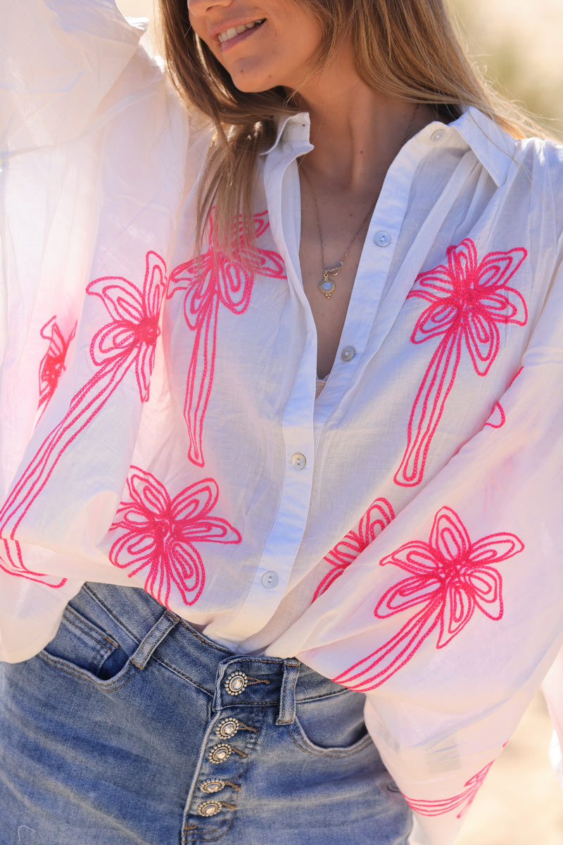 Camisa holgada de algodón blanco roto con bordado de palmeras fucsia