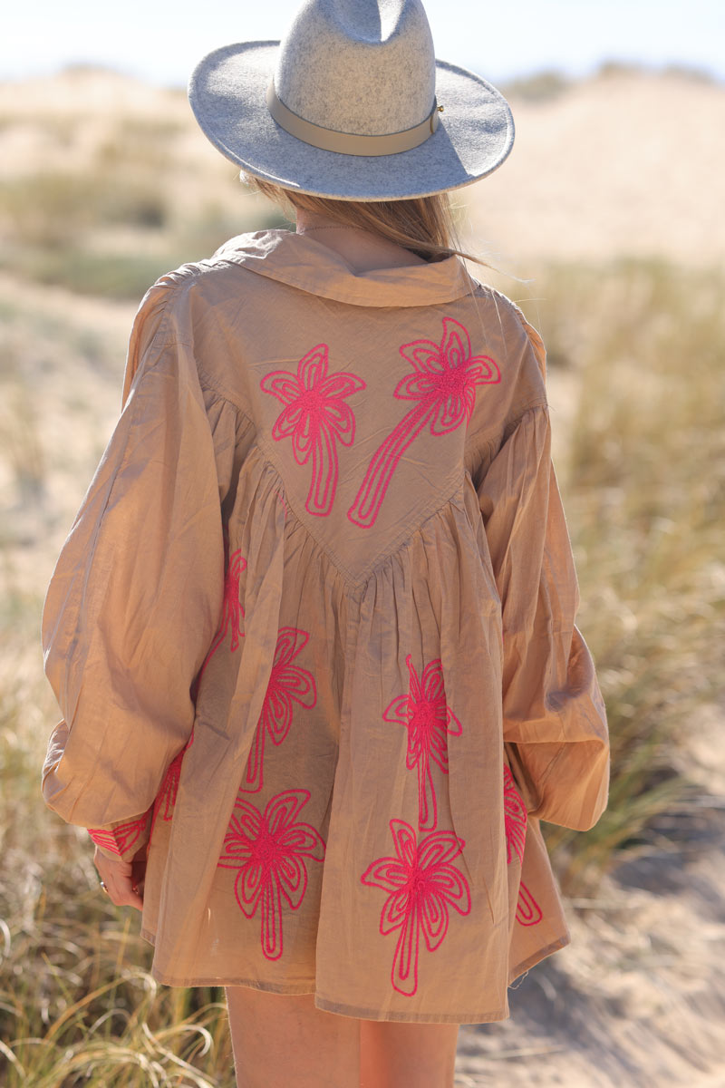Camisa holgada de algodón camel con bordado de palmeras fucsia