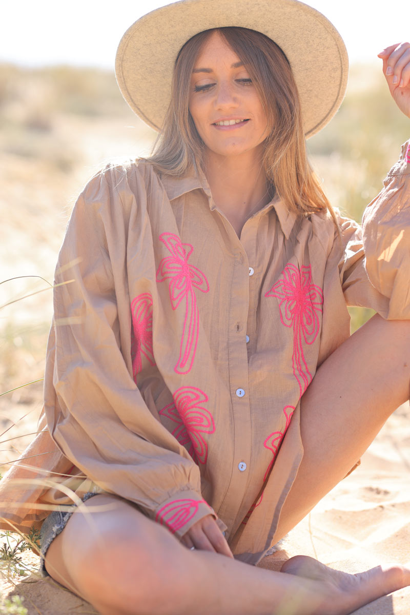Camisa holgada de algodón camel con bordado de palmeras fucsia