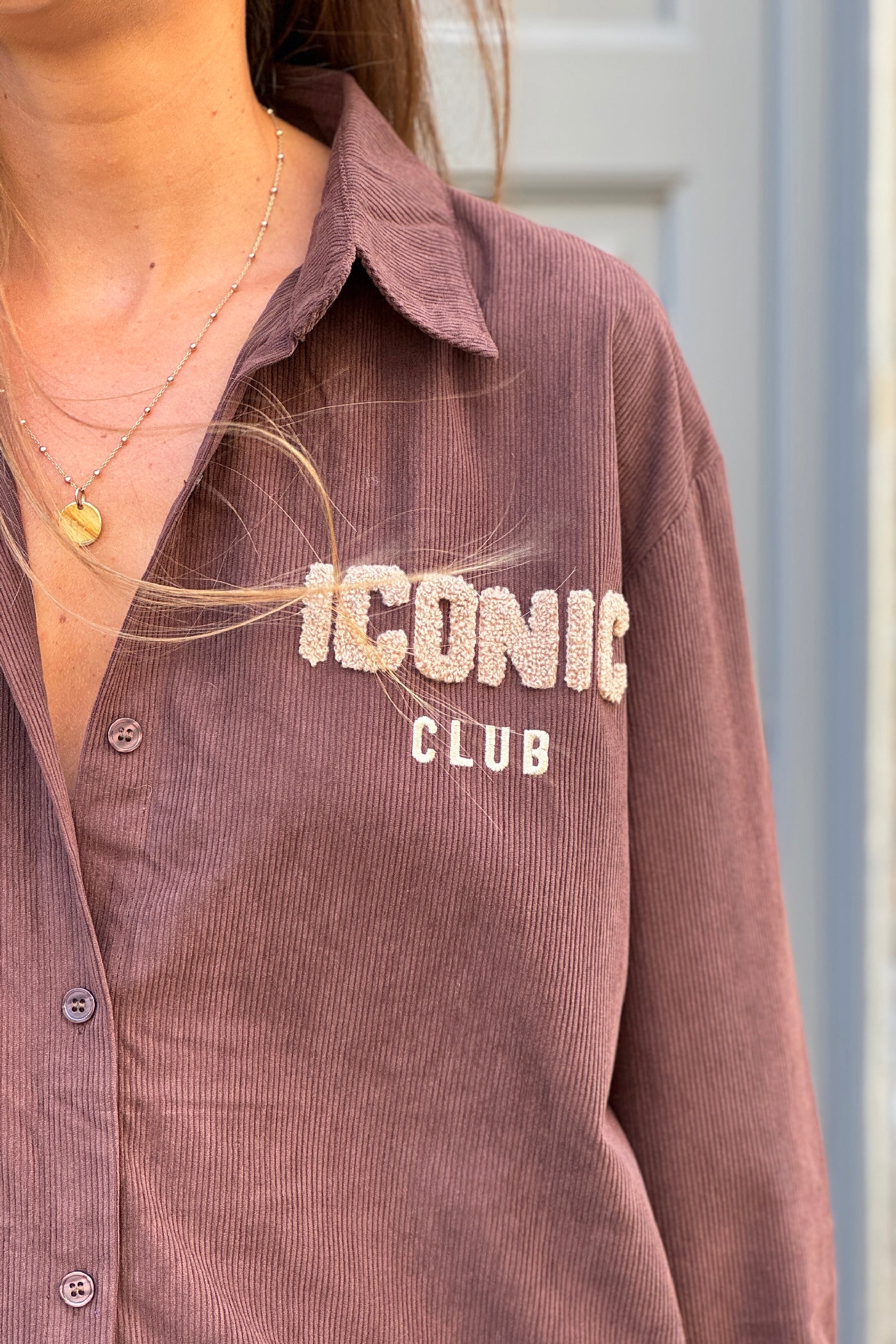 Chemise loose en velours côtelé marron broderie Iconic taupe