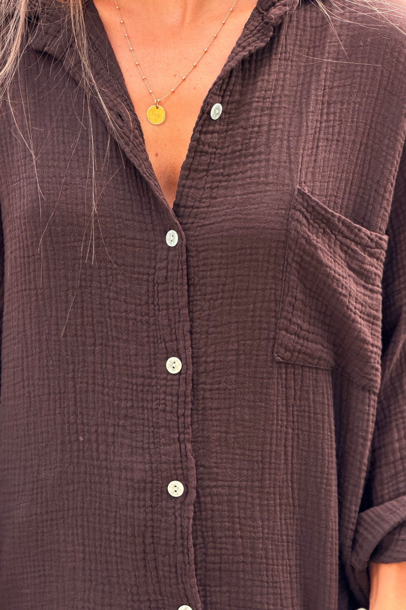 Chemise marron en gaze de coton large avec poche