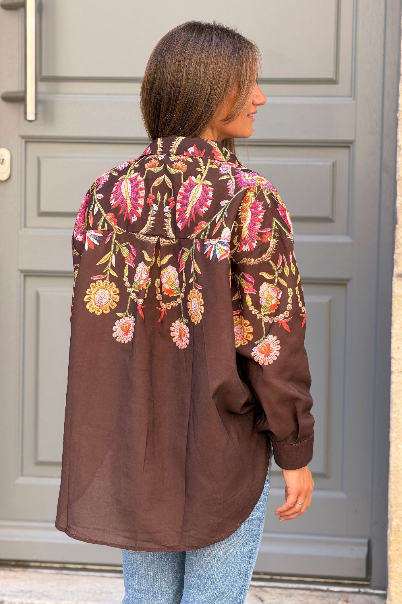 Chemise marron imprimé effet broderie fleurs colorées