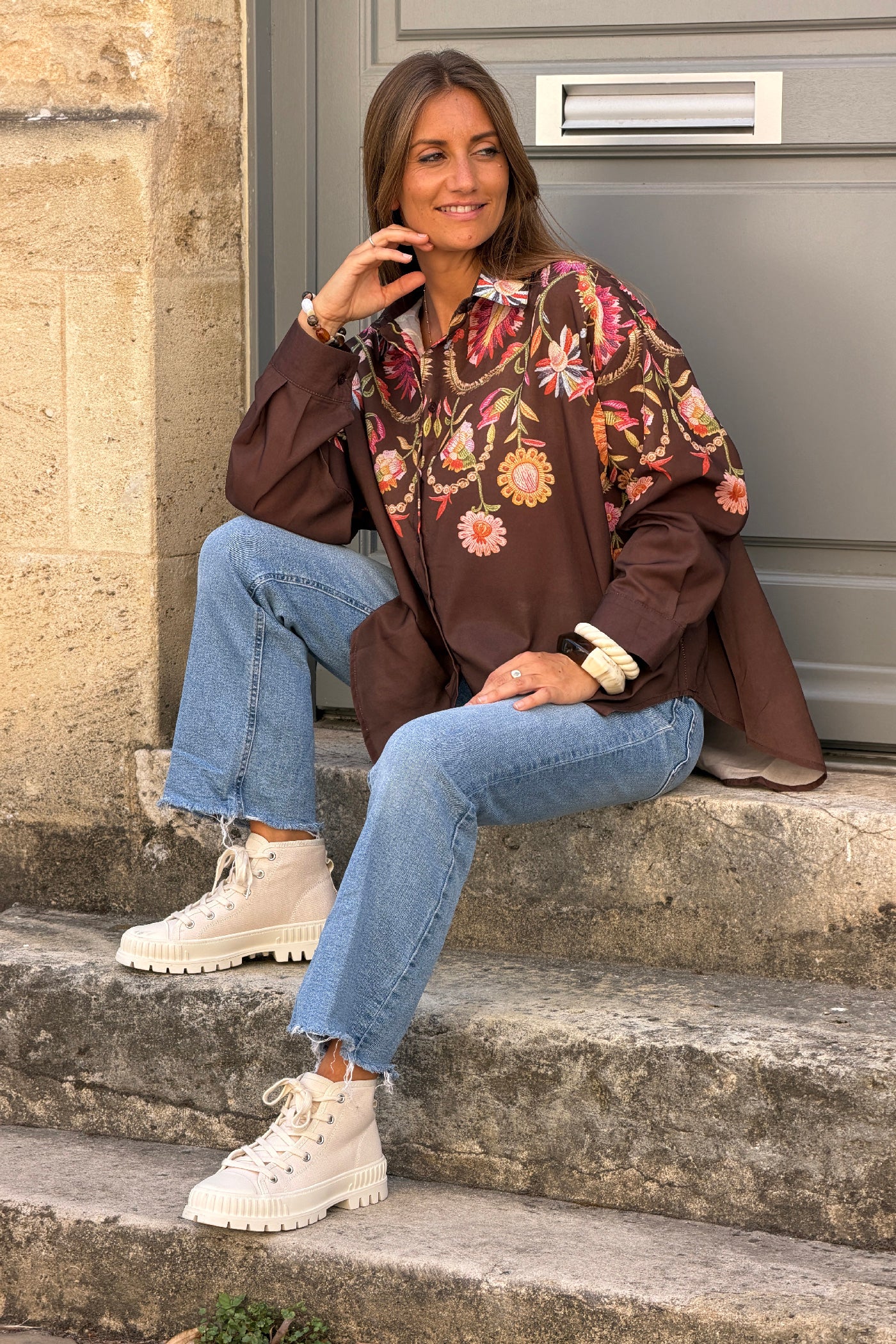 Chemise marron imprimé effet broderie fleurs colorées