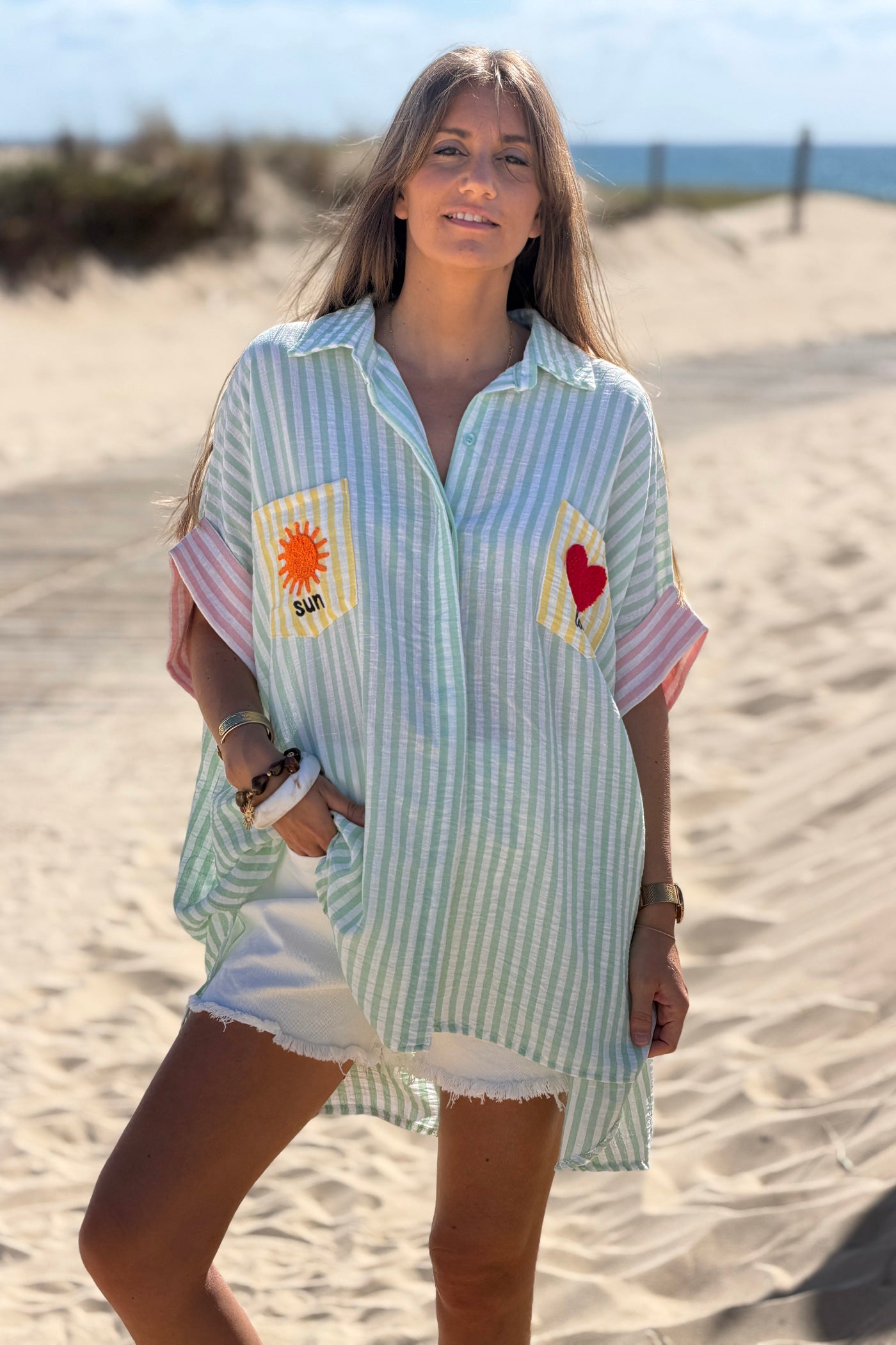 Chemise oversize fluide à rayures vert d'eau poches colorées broderie soleil et cœur