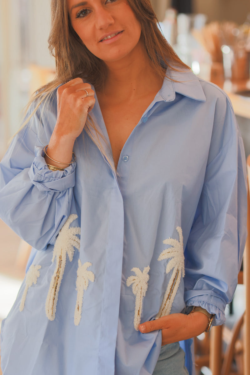 Chemise oversize bleu ciel en coton broderie palmiers éponge et sequins