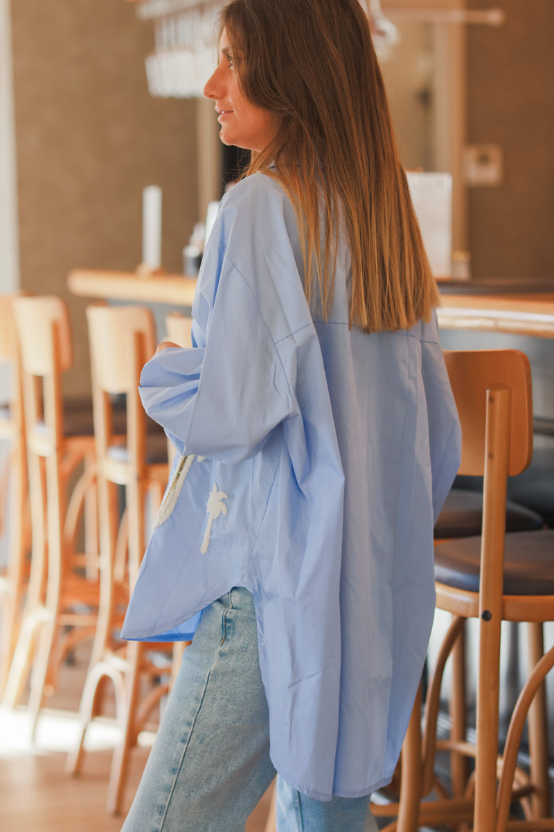 Chemise oversize bleu ciel en coton broderie palmiers éponge et sequins