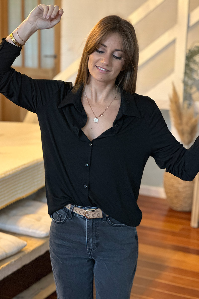 Polo negro cómodo y elástico