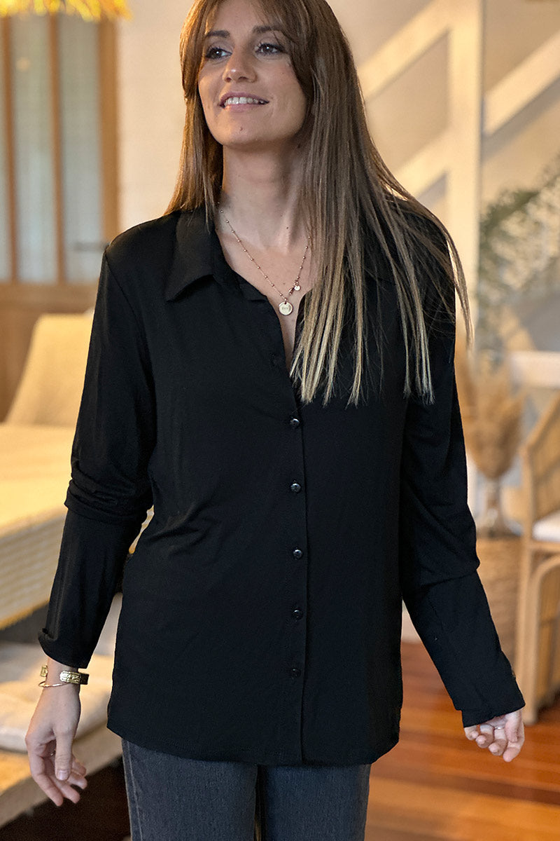 Polo negro cómodo y elástico