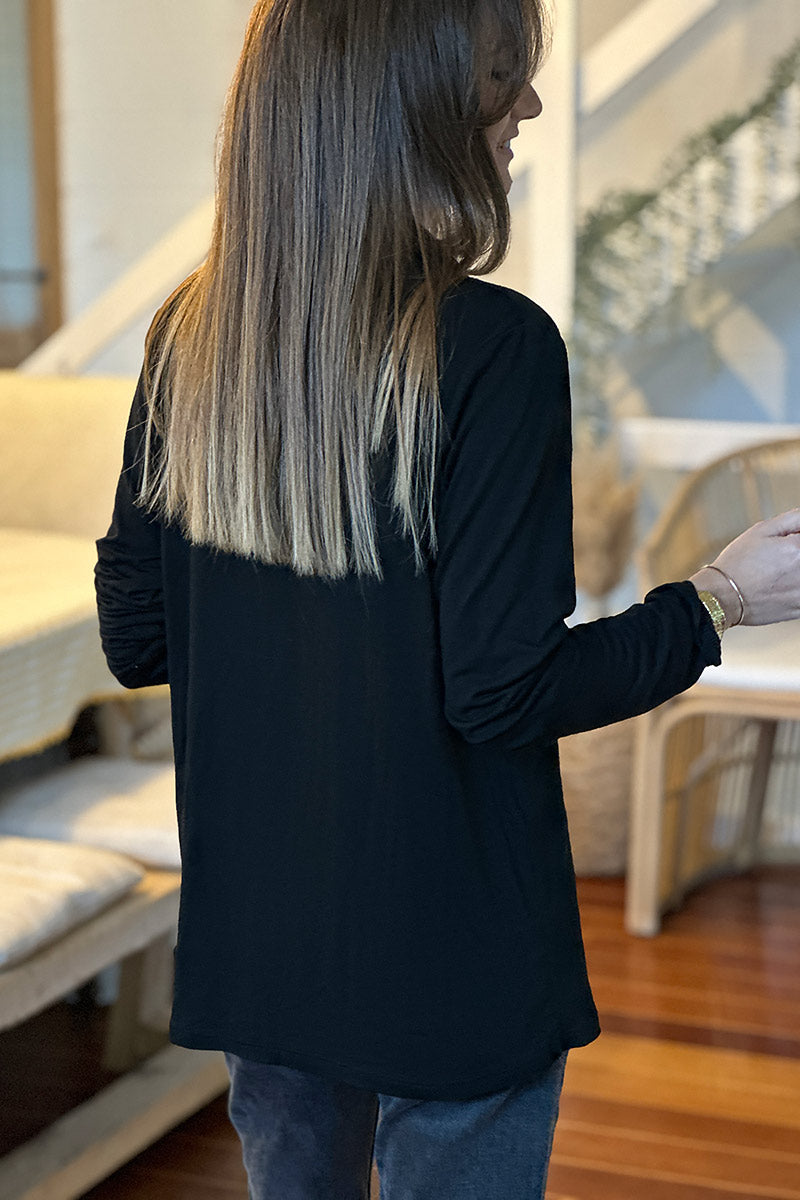 Polo negro cómodo y elástico