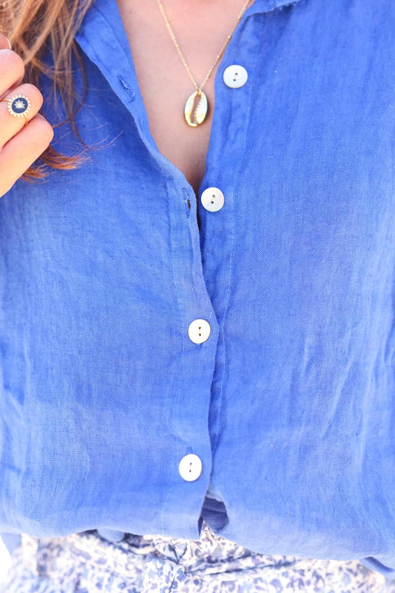 Camisa de lino azul real con botones de perlas.