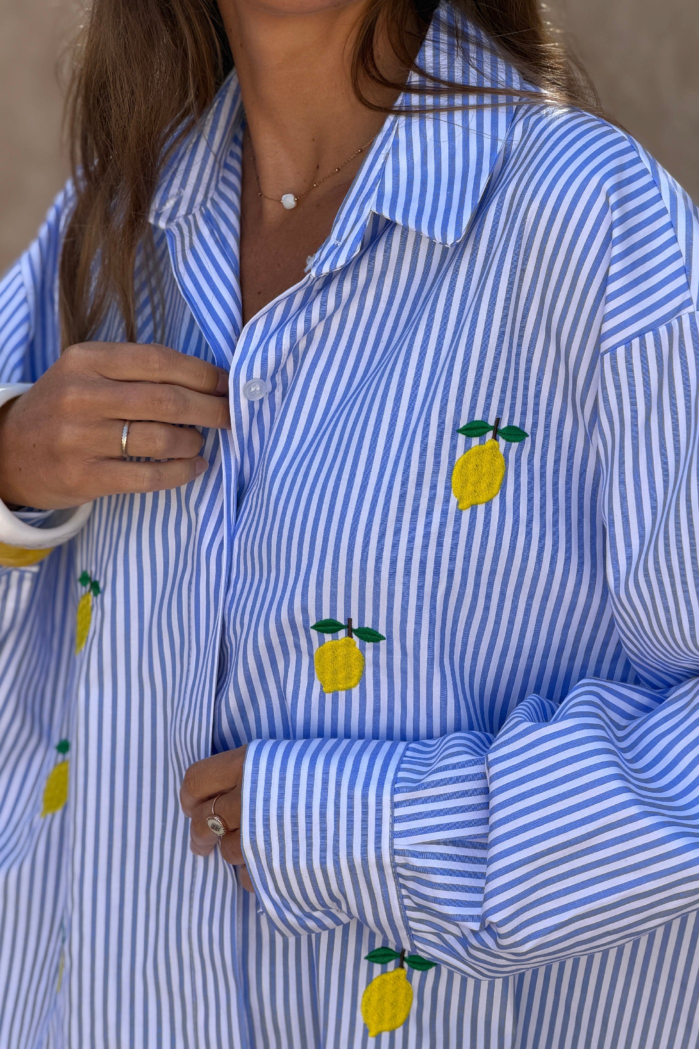 Chemise rayée bleu broderie citrons