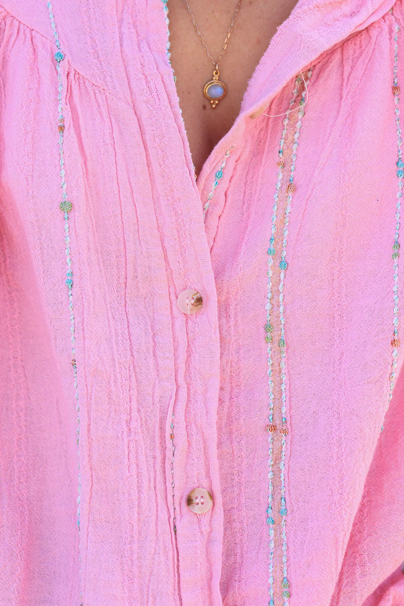 Camisa de algodón efecto piqué rosa con rayas de hilo dorado y multicolor