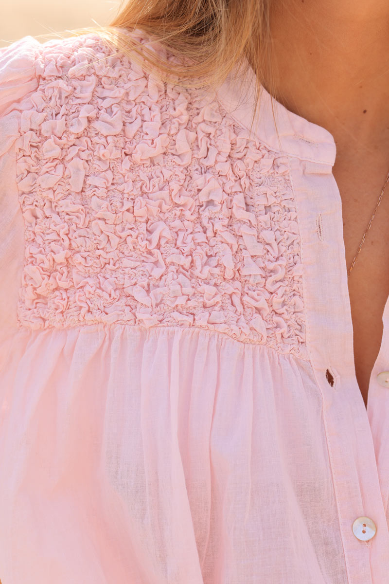 Chemise rose pâle légère col smocké relief effet froissé