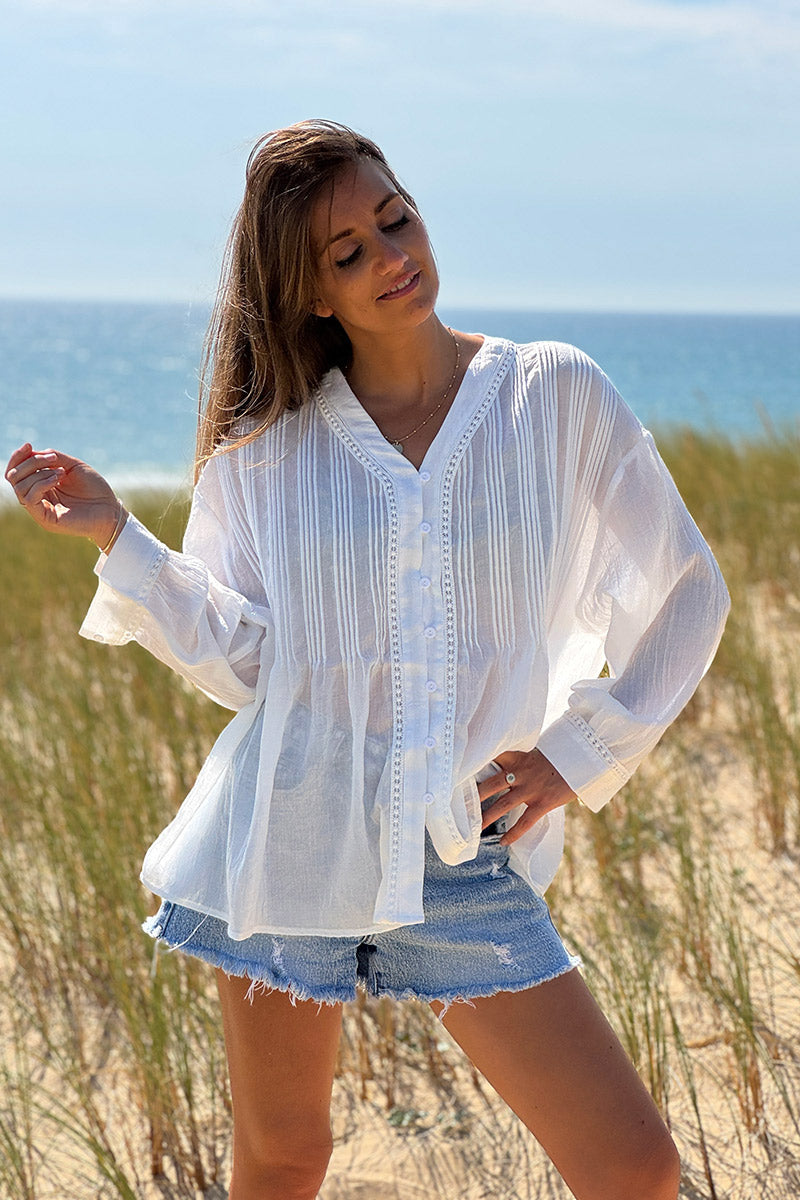 Chemisier blanc cassé à boutons détails plissés et broderie