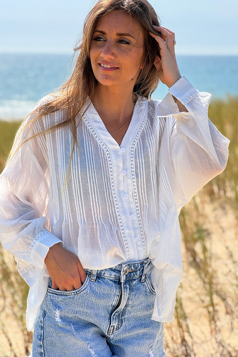 Chemisier blanc cassé à boutons détails plissés et broderie