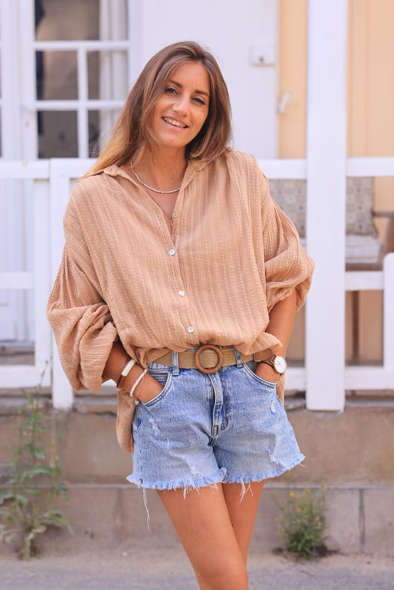 Blusa camel de gasa de algodón texturizada con efecto grabado