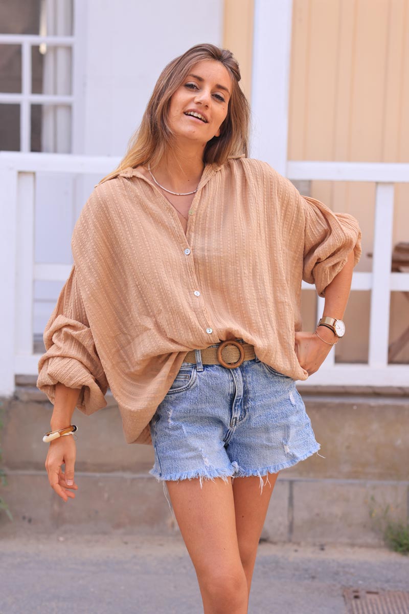 Blusa camel de gasa de algodón texturizada con efecto grabado