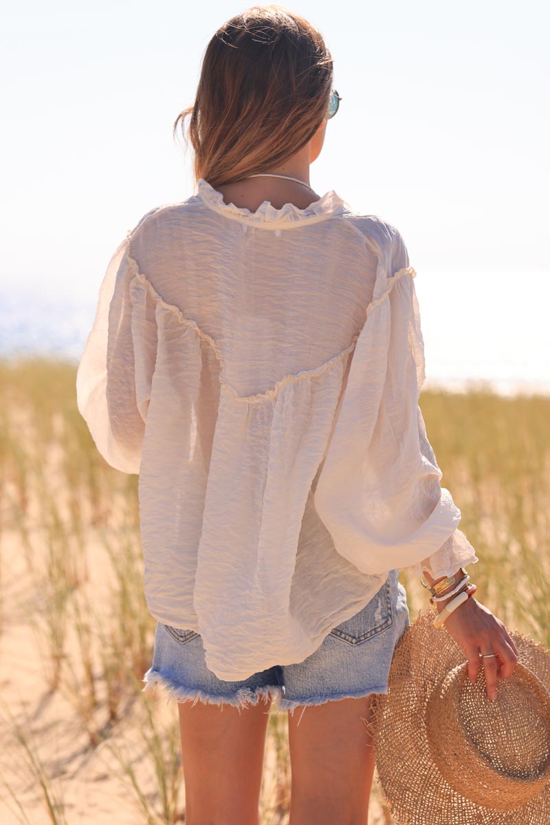 Blusa crudo efecto seda arrugada con volantes y mangas ajustadas