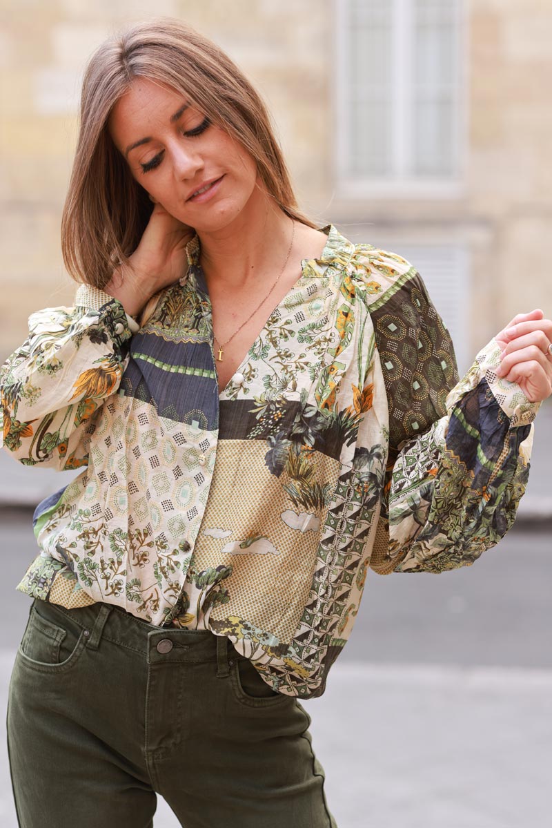 Blusa de algodón estampada con varias flores y gráficos caqui