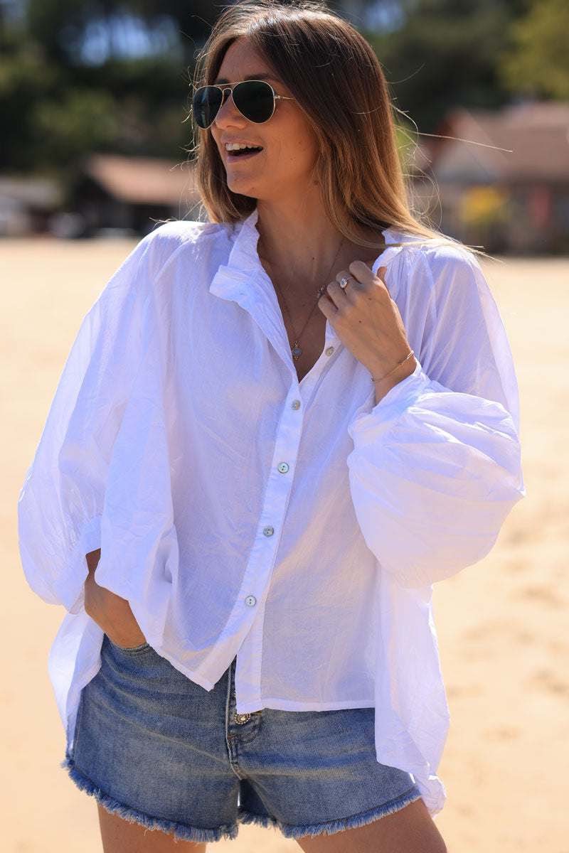 Blusa ancha de algodón blanca con botones nacarados y cuello fruncido