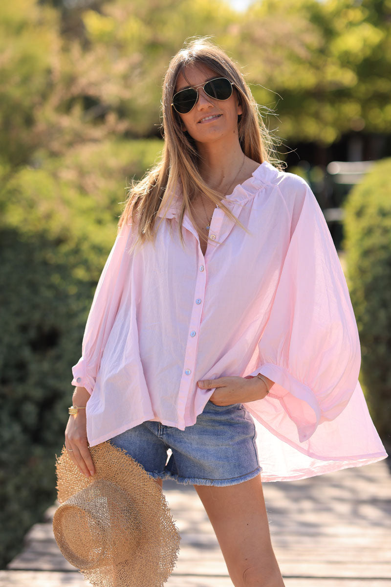Blusa ancha de algodón rosa con botones nacarados y cuello fruncido