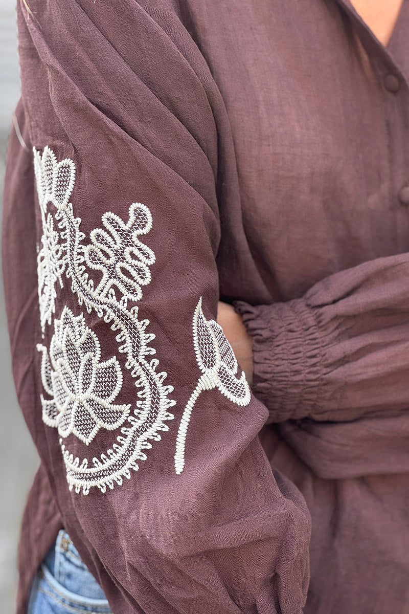 Chemisier marron en coton broderie paisley sur les manches chauve souris