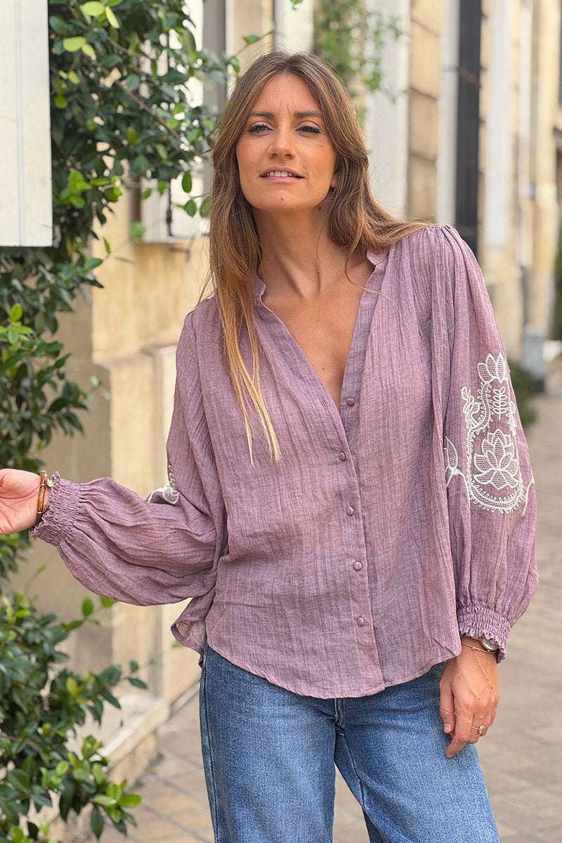 Chemisier violet pastel en coton broderie paisley sur les manches chauve souris