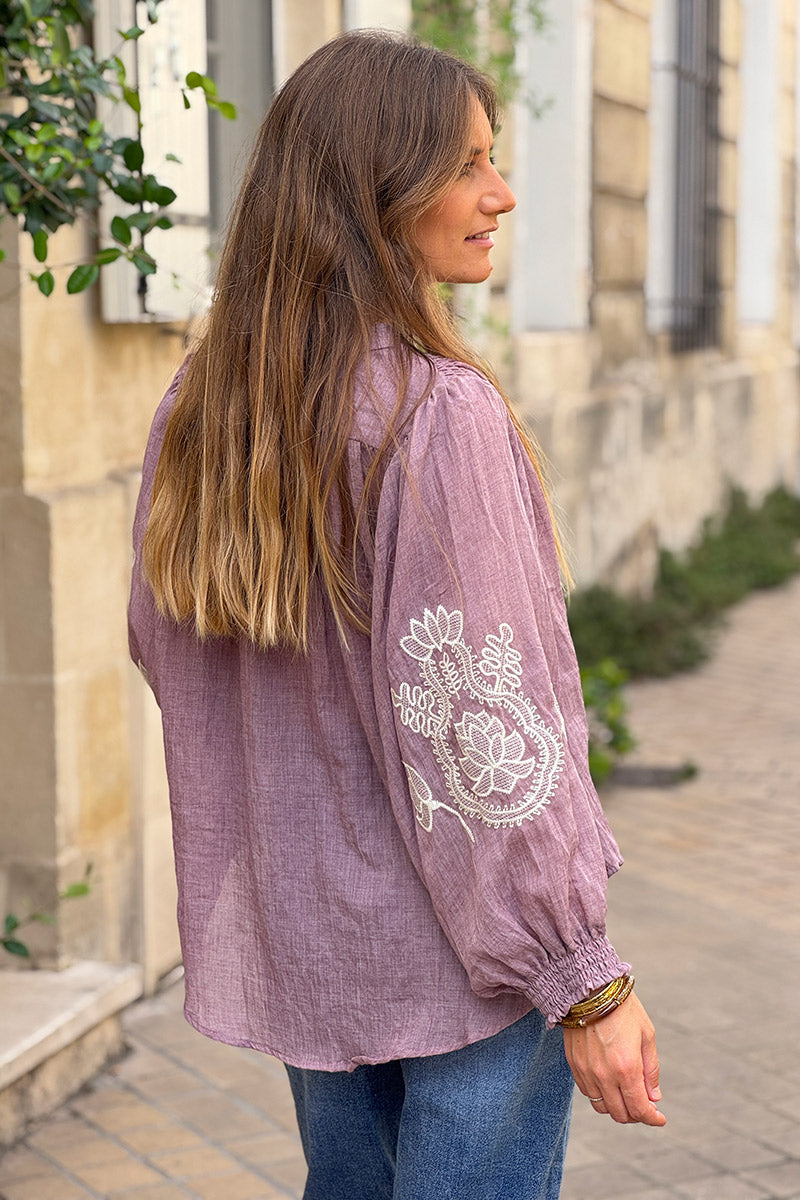 Chemisier violet pastel en coton broderie paisley sur les manches chauve souris