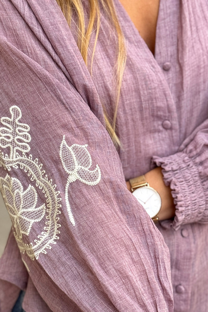 Chemisier violet pastel en coton broderie paisley sur les manches chauve souris