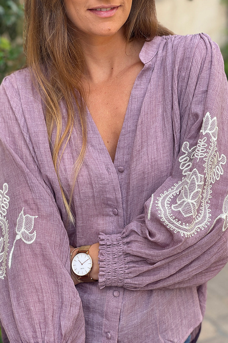 Chemisier violet pastel en coton broderie paisley sur les manches chauve souris