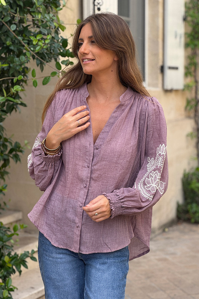 Chemisier violet pastel en coton broderie paisley sur les manches chauve souris