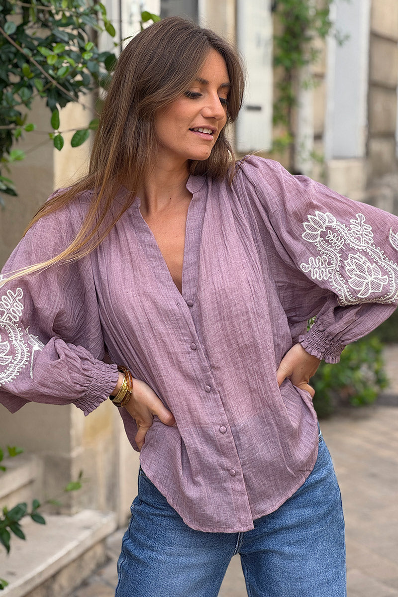Chemisier violet pastel en coton broderie paisley sur les manches chauve souris