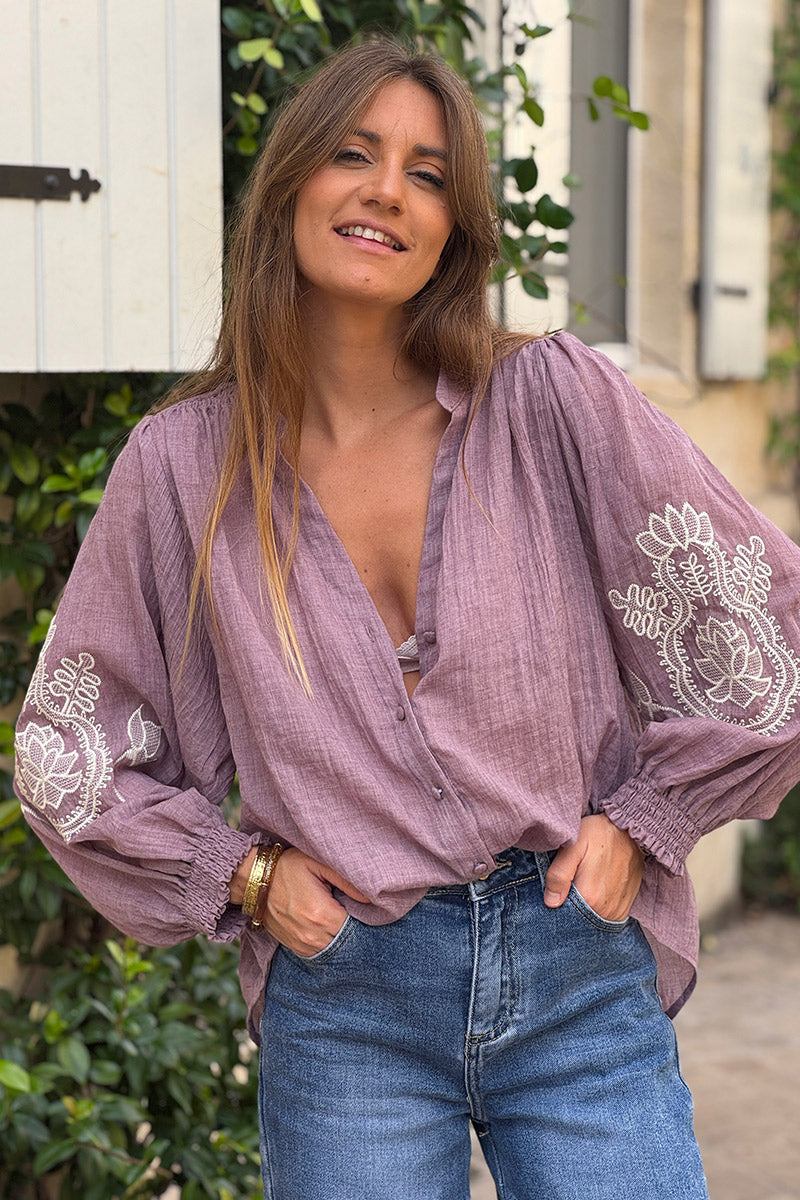 Chemisier violet pastel en coton broderie paisley sur les manches chauve souris