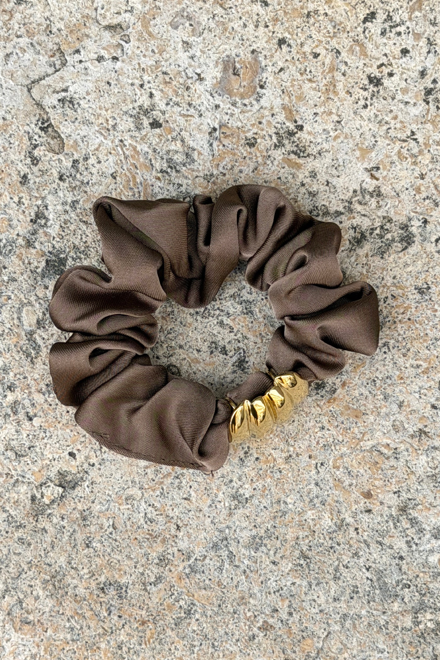 Chouchou bijou taupe avec détail doré en relief