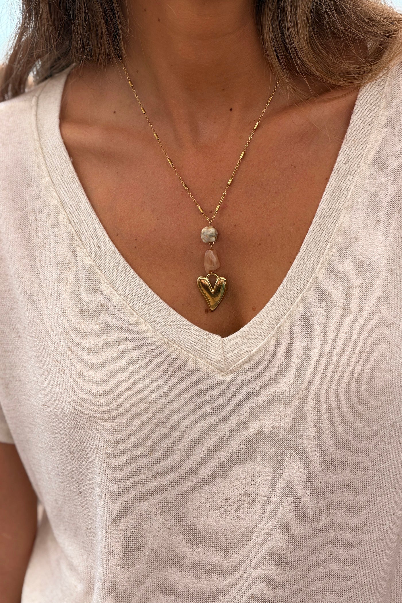 Collier chaîne dorée pendentif cœur doré et pierres acétate beige