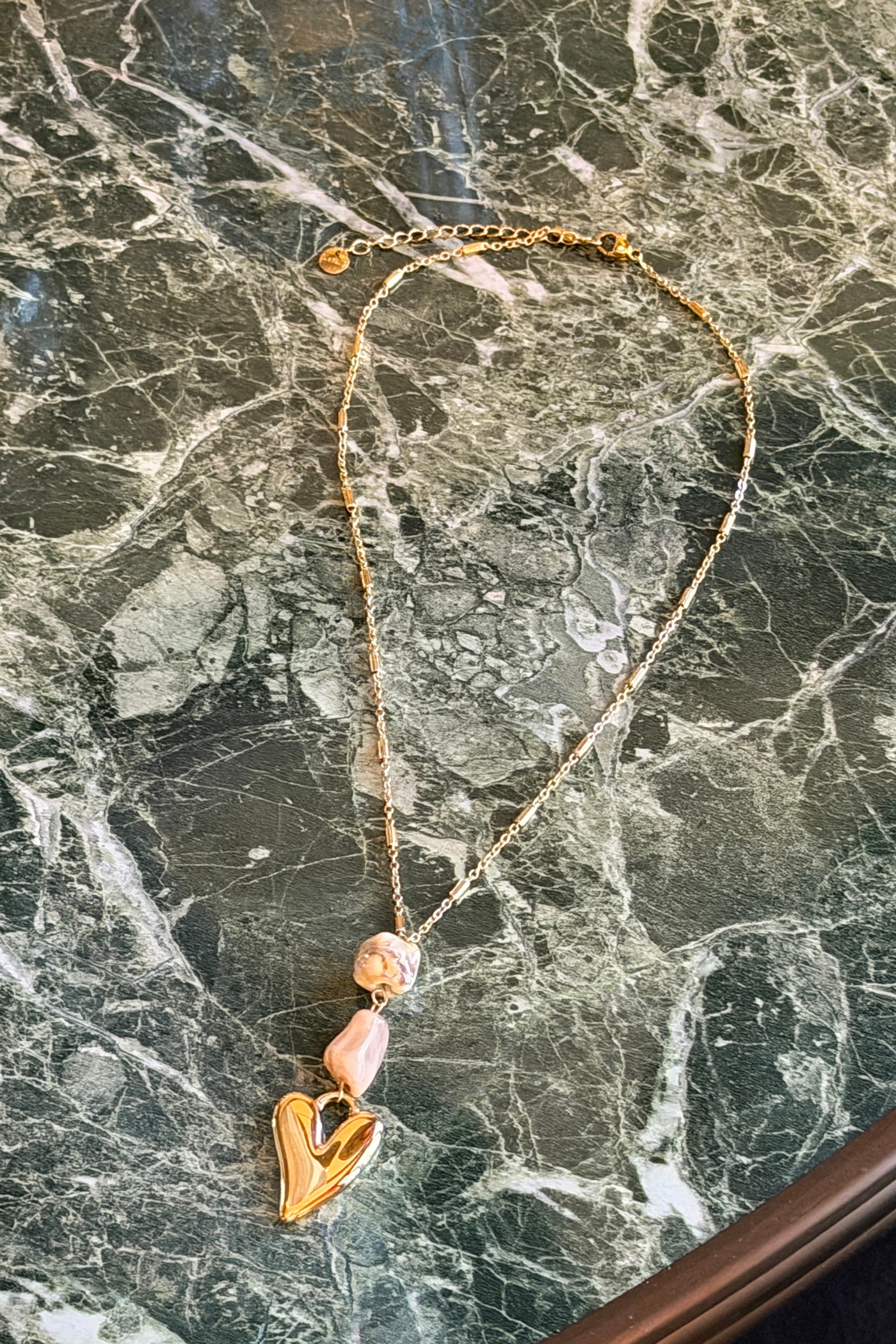 Collier chaîne dorée pendentif cœur doré et pierres acétate beige