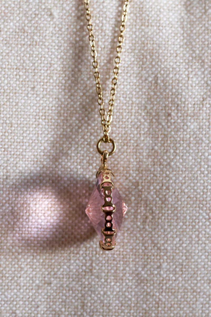 Collier chaine dorée pendentif pierre rose