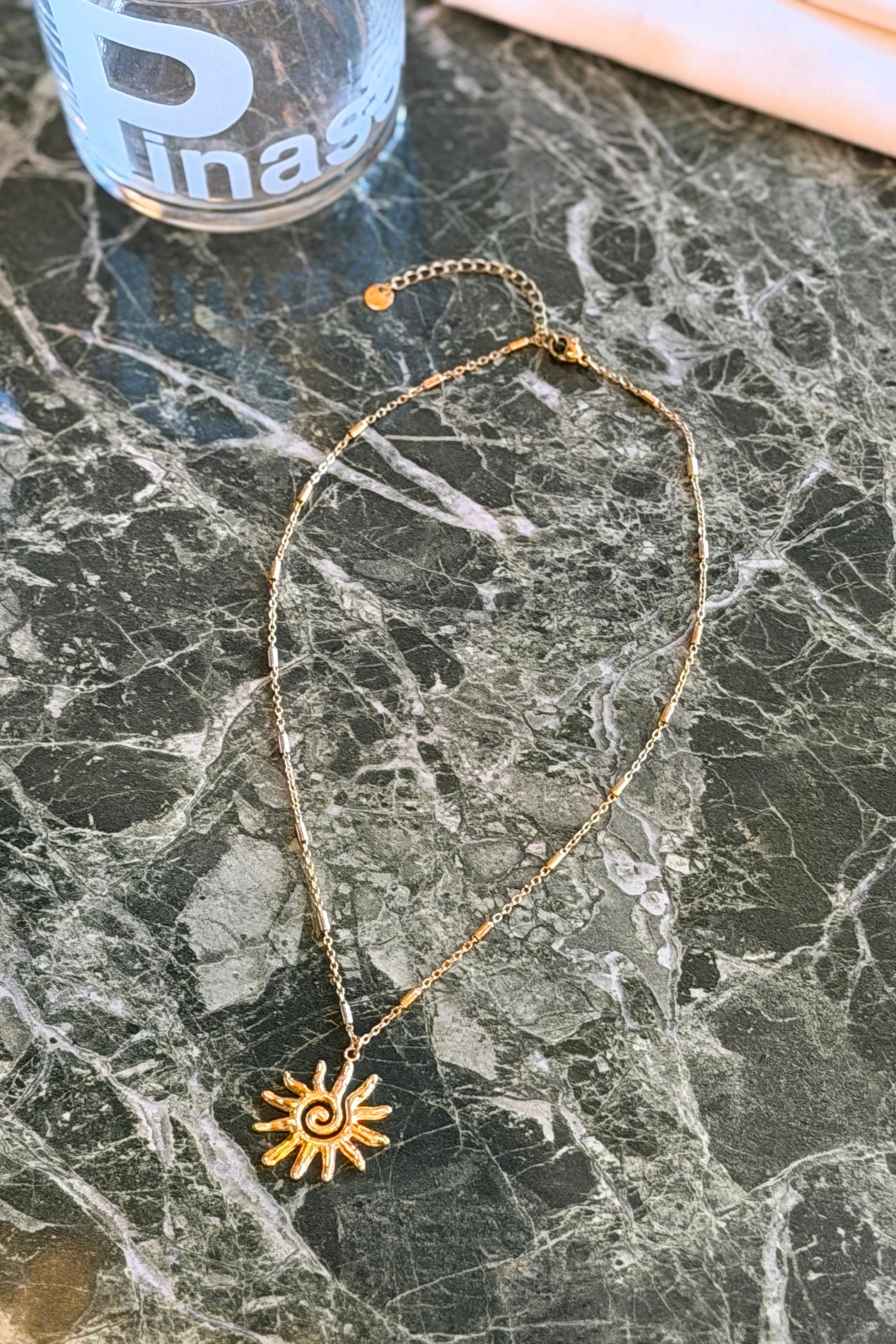 Collier chaîne dorée pendentif soleil