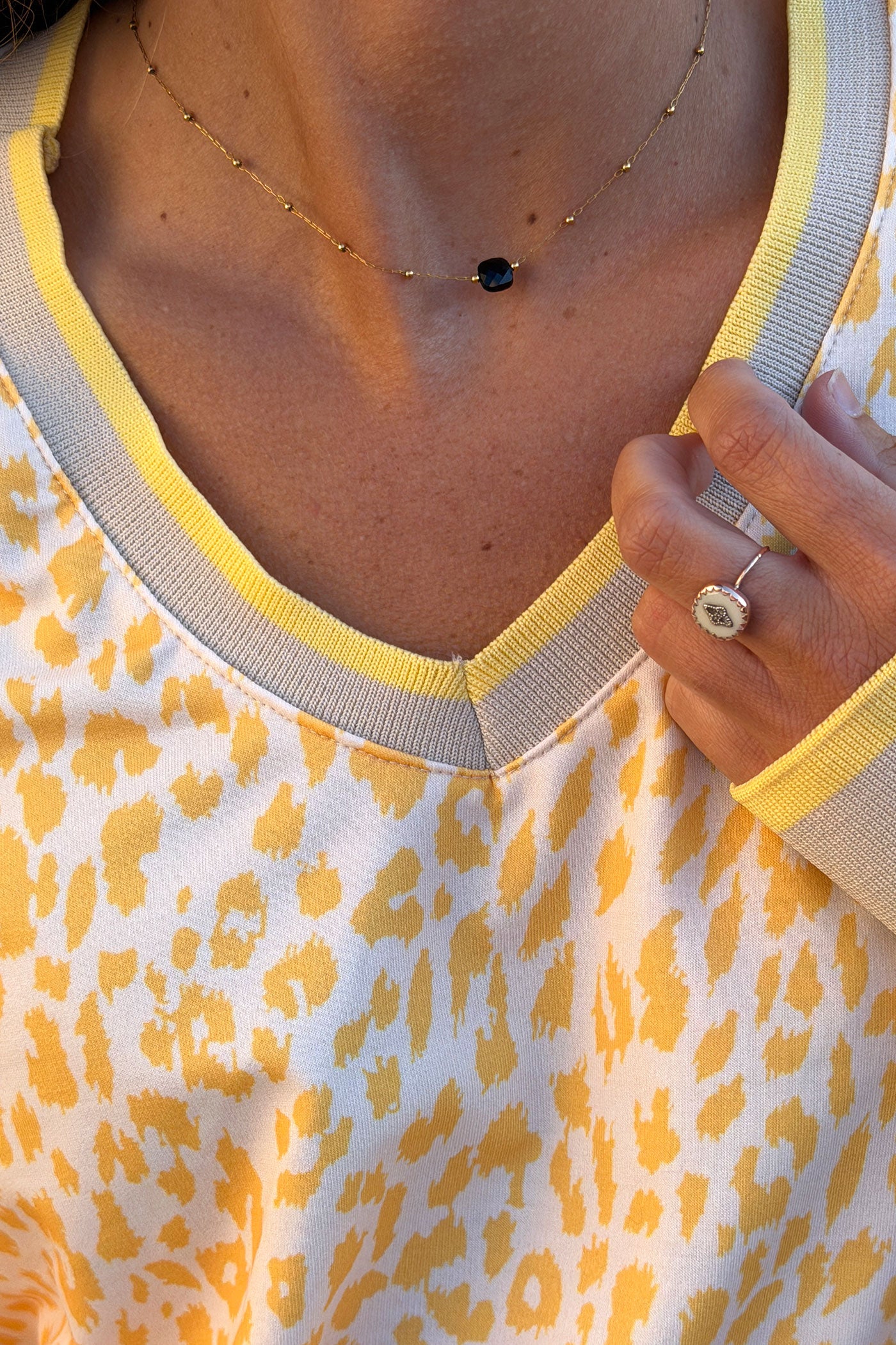 Collier chaine fine avec petite pierre noire marbrée