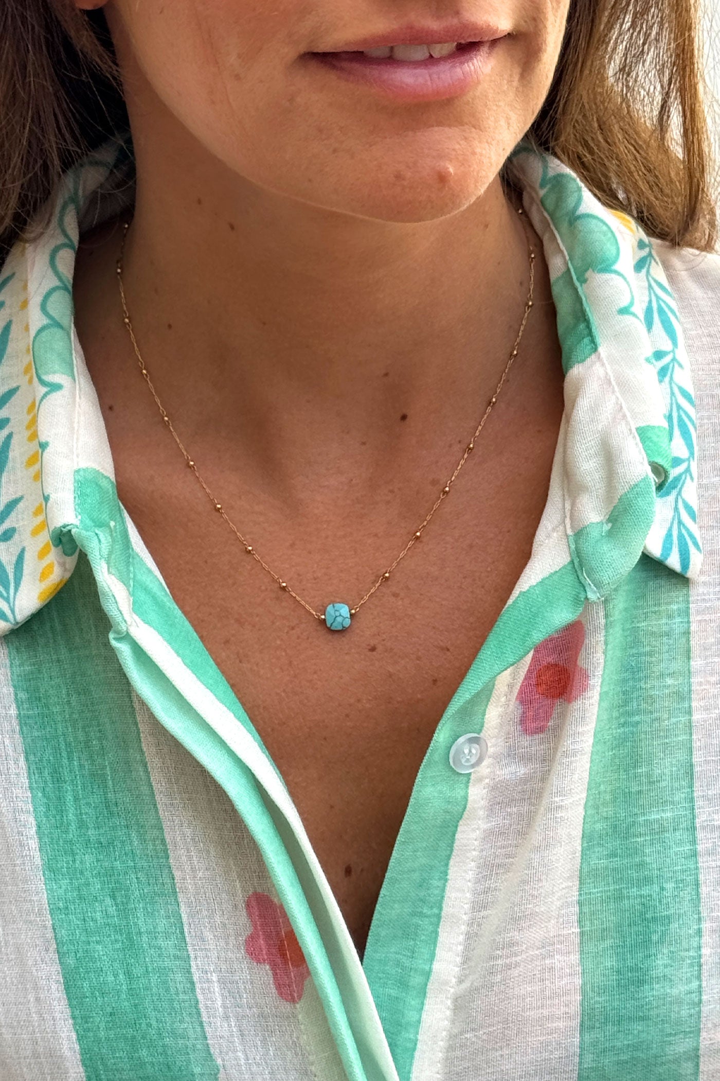 Collier chaine fine avec petite pierre turquoise marbrée