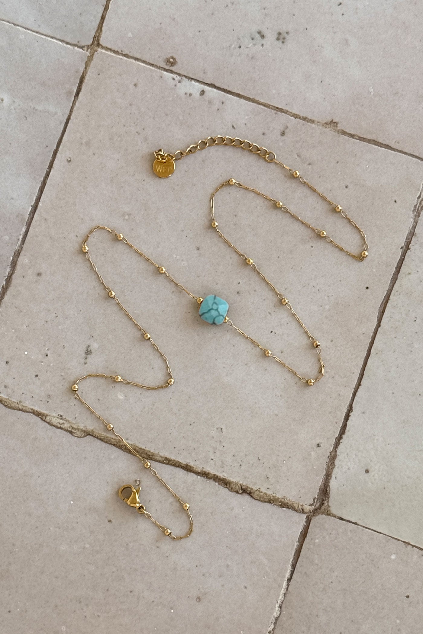 Collier chaine fine avec petite pierre turquoise marbrée