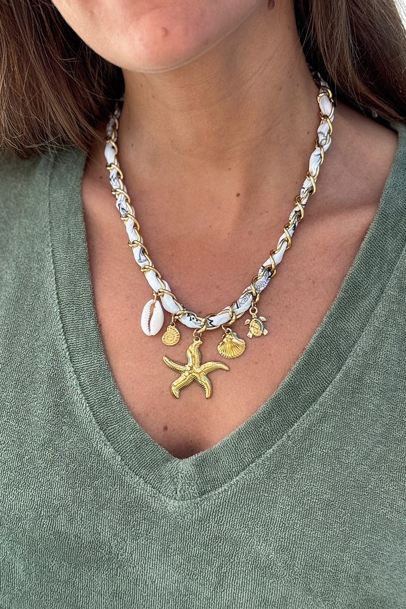 Collier en grosse maille dorée torsade tissu blanc pendentifs coquillages étoile de mer