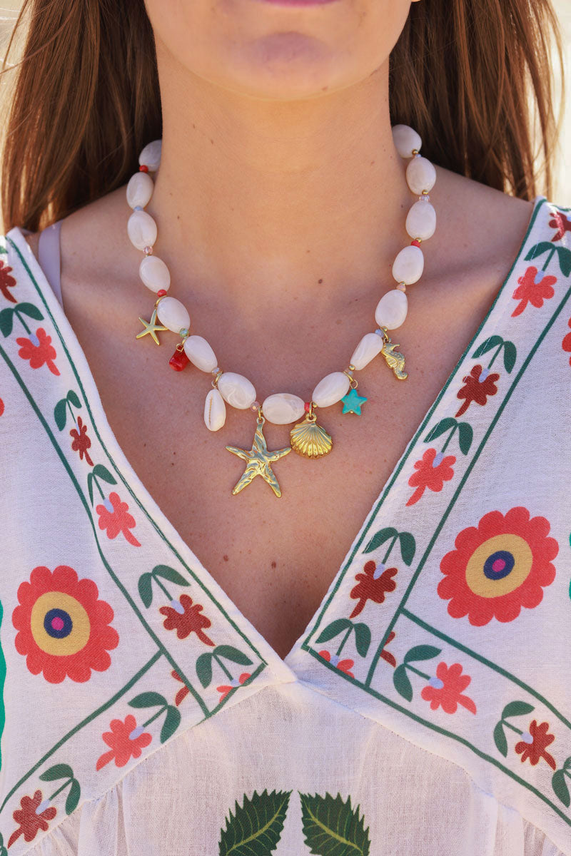 Collier en perles résines blanches style pierres breloques étoiles coquillages