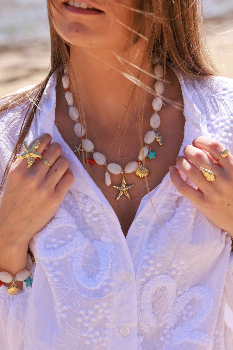 Collier en perles résines blanches style pierres breloques étoiles coquillages