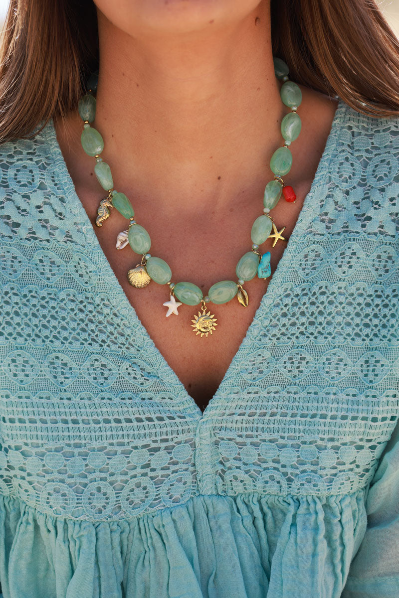 Collier en perles résines turquoise style pierres breloques étoiles coquillages